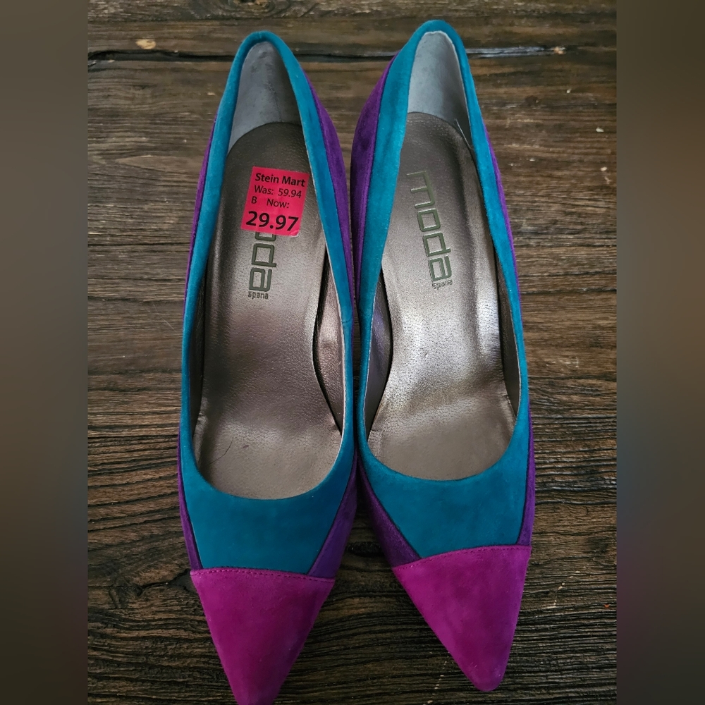 Size 7 RETRO 90's Colorblock pumps.